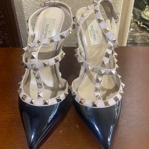 Valentino rock stud 2-tone nude and black parent with gold studs sz 38